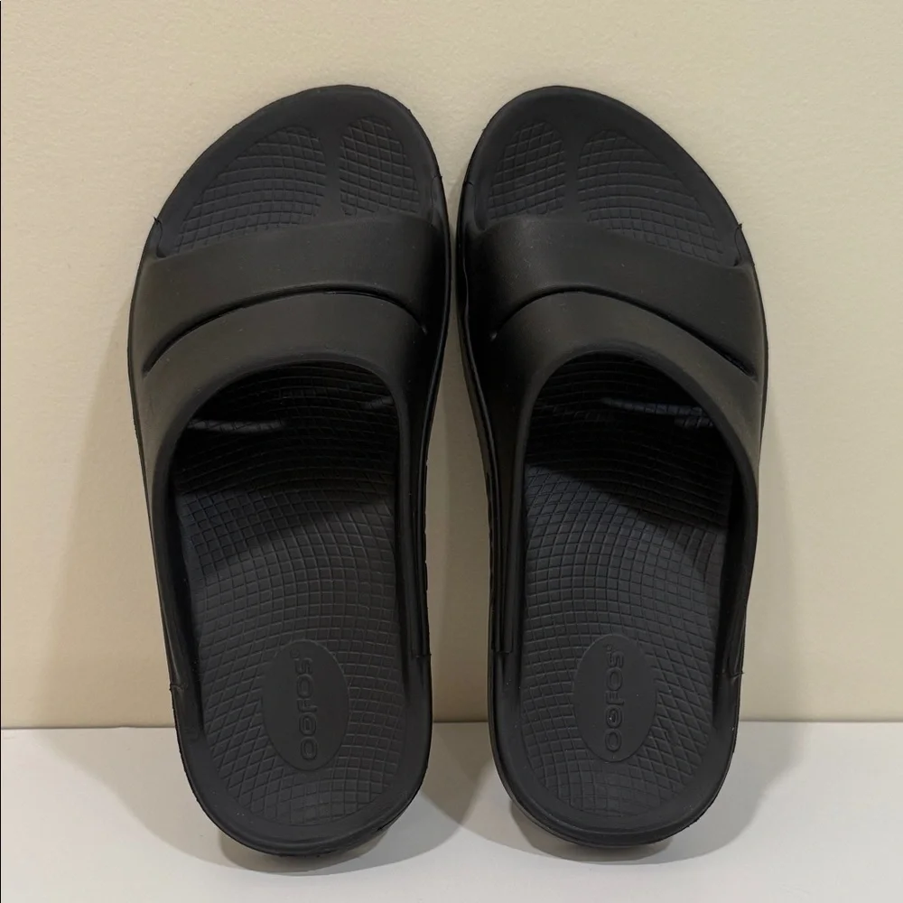NEW - OOFOS Black Men's Sandals (sz Men 9 or Women 11)